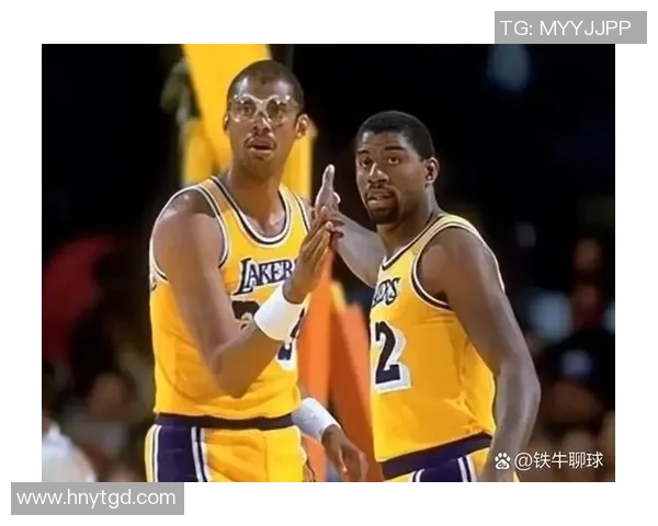 足球场上的魔术师：揭秘控球技巧最出色的明星球员们